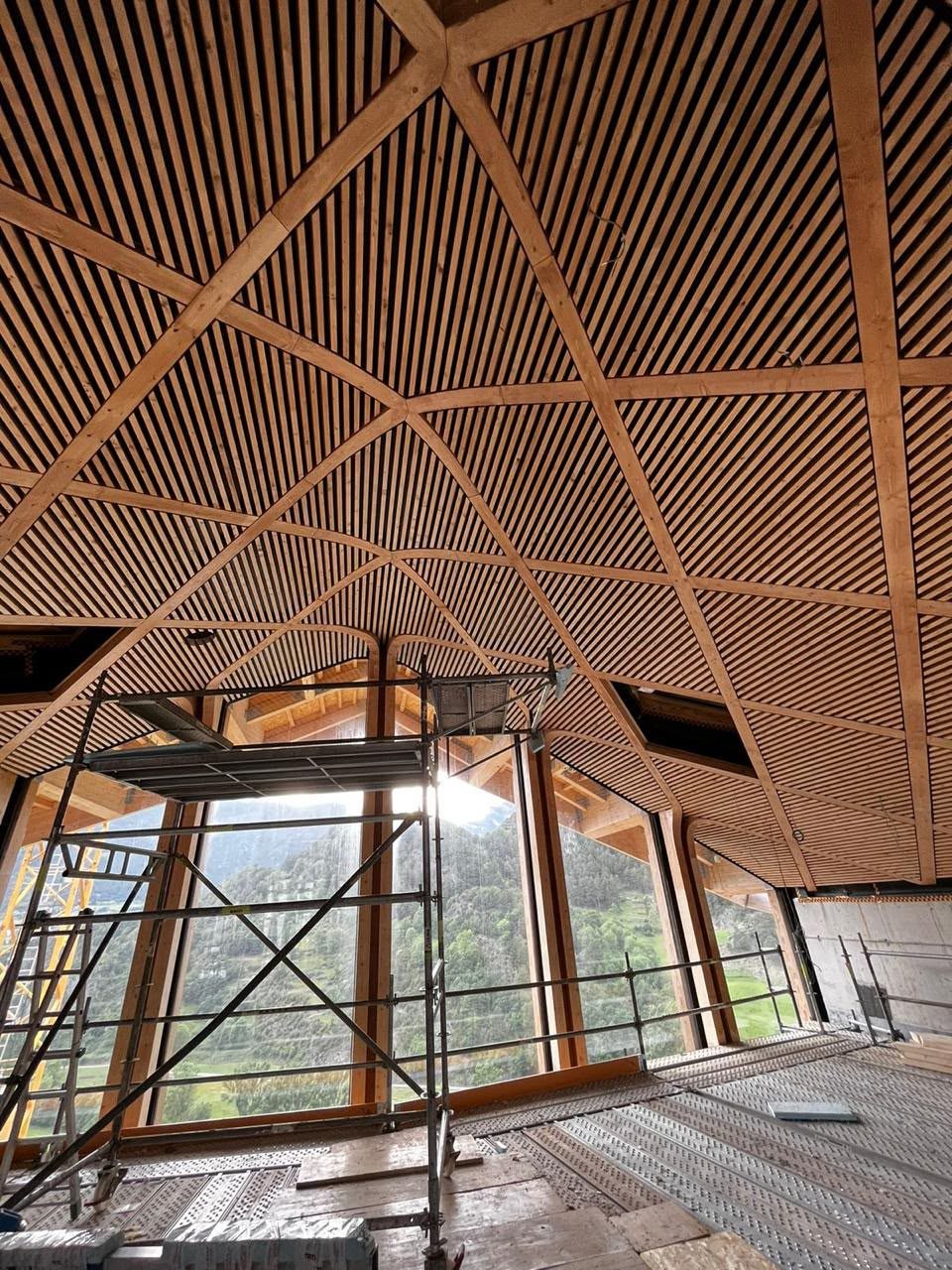 Techo de listones de madera sobre estructura curva